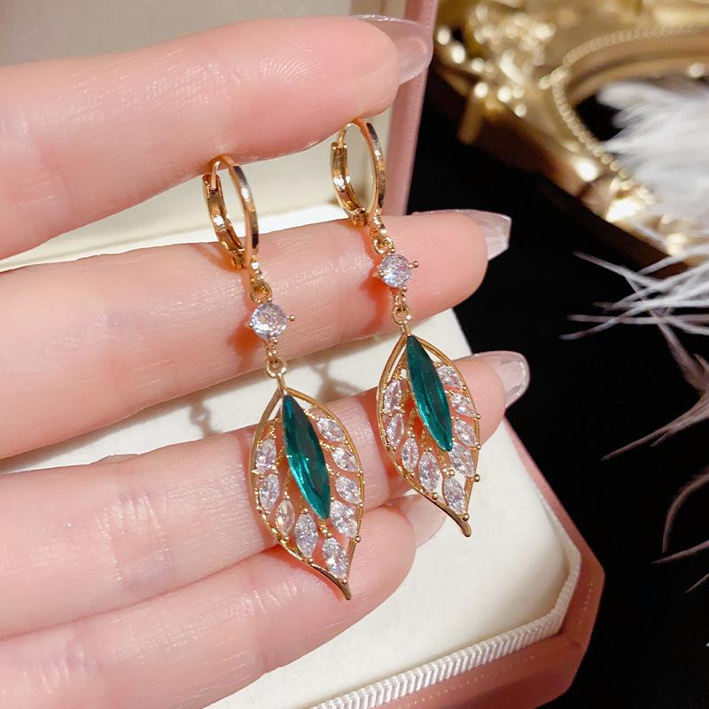 Green Zircon Crystal Leaf Long Tassel Drop Earrings for Women Temperament Gift Bijoux Korean Jewelry Pendientes Boucle d oreille
Green Zircon Crystal Leaf Long Tassel Drop Earrings for Women Temperament Gift Bijoux Korean Jewelry Pendientes Boucle d oreille