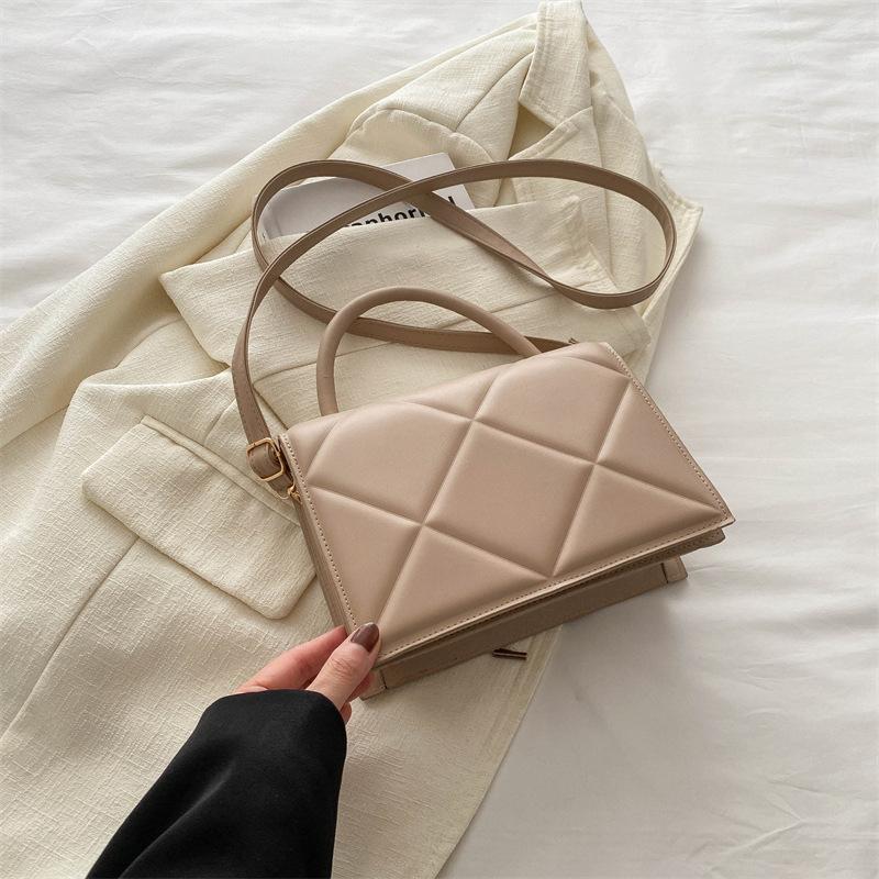 Ромбовидная темпераментная простая модная сумочка 2025 весна новая универсальная ins однотонная сумка-мессенджер маленькая квадратная сумка женская хаки
Ромбовидная темпераментная простая модная сумочка 2025 весна новая универсальная ins однотонная сумка-мессенджер маленькая квадратная сумка женская хаки