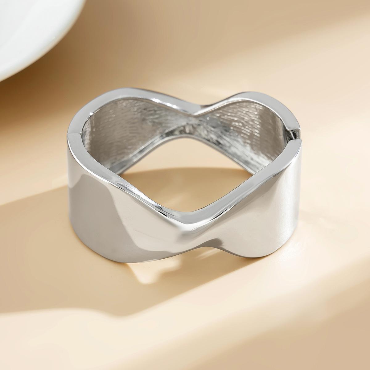 2024 модные простые геометрические глянцевые металлические открытые браслеты для женщин преувеличенные нерегулярные квадратные браслеты ювелирные изделия
2024 модные простые геометрические глянцевые металлические открытые браслеты для женщин преувеличенные нерегулярные квадратные браслеты ювелирные изделия