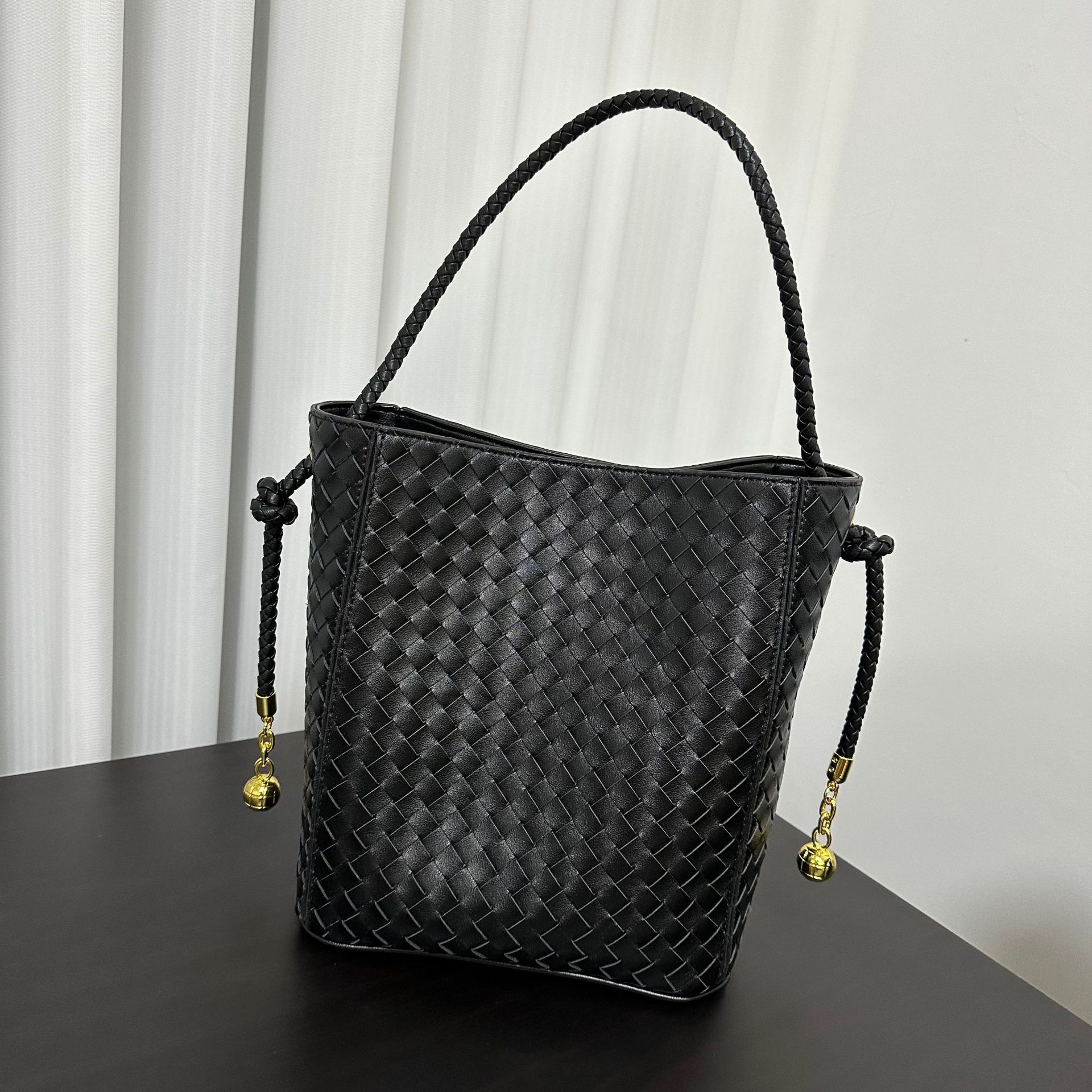 2025 New medieval fashion versatile leather square shoulder underarm crossbody tote bag woven bag hand bucket bag Length 24*width 12*height 27cm чорний
2025 New medieval fashion versatile leather square shoulder underarm crossbody tote bag woven bag hand bucket bag Length 24*width 12*height 27cm чорний