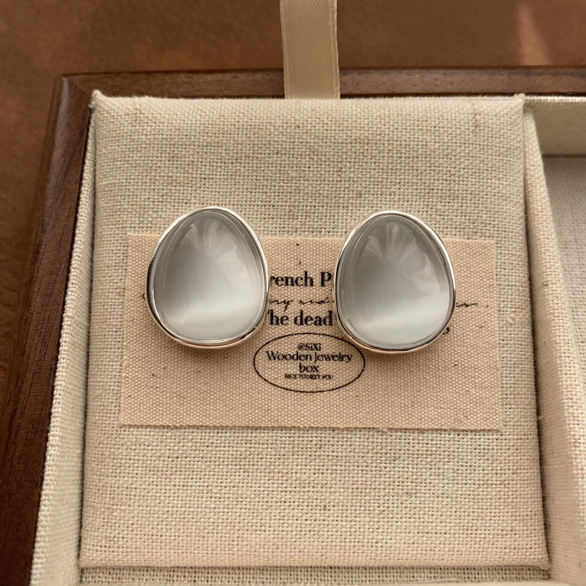 Clear water drop opal stud earrings retro natural casual minimalist exquisite niche fashion versatile earrings women
Clear water drop opal stud earrings retro natural casual minimalist exquisite niche fashion versatile earrings women