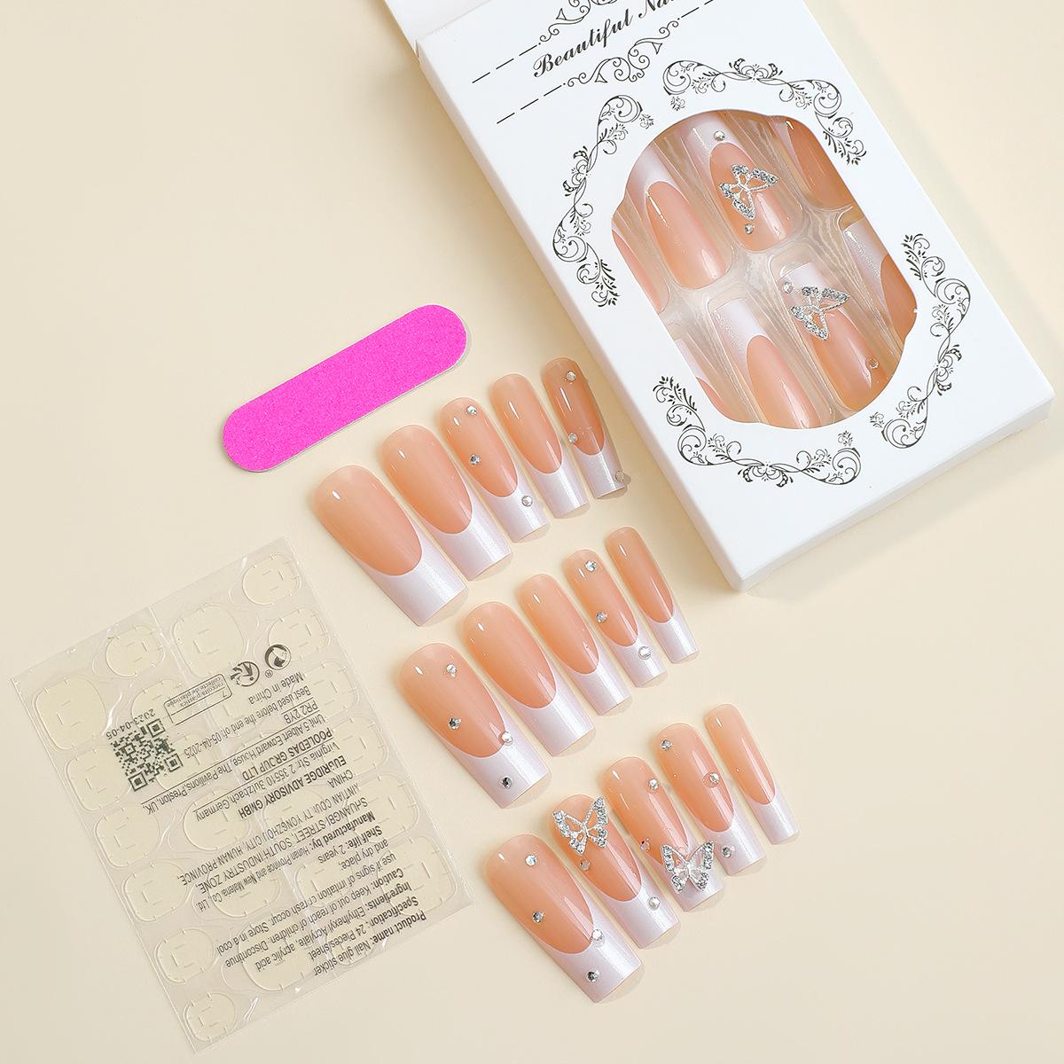 Белые типсы с французским маникюром, стразами-бабочками, накладные ногти
Белые типсы с французским маникюром, стразами-бабочками, накладные ногти