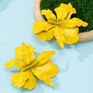 Oversized geometric pleated lacquered flower earrings (red, yellow) one size
Oversized geometric pleated lacquered flower earrings (red, yellow) one size