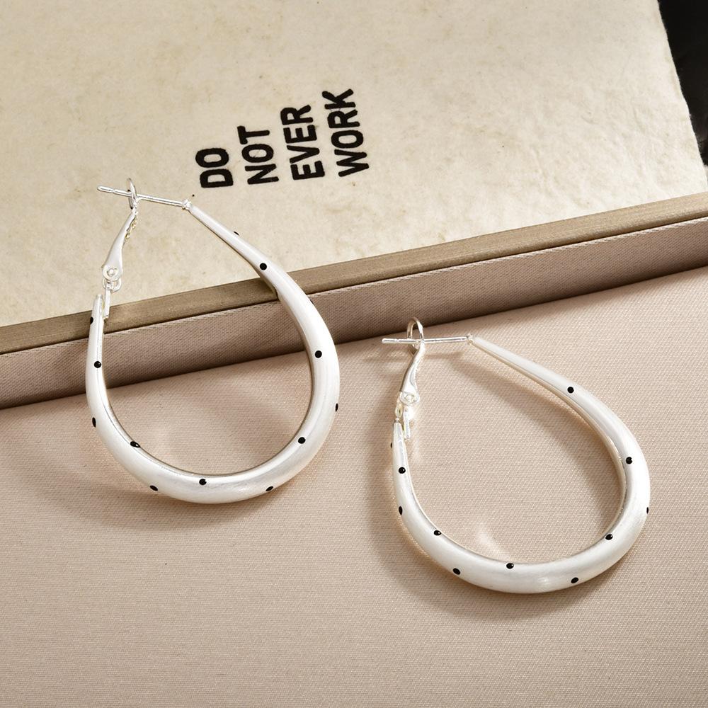 Korean prime circle polka dot brushed round earrings, high-end sense niche temperament earrings, exaggerated and simple versatile earrings for women
Korean prime circle polka dot brushed round earrings, high-end sense niche temperament earrings, exaggerated and simple versatile earrings for women