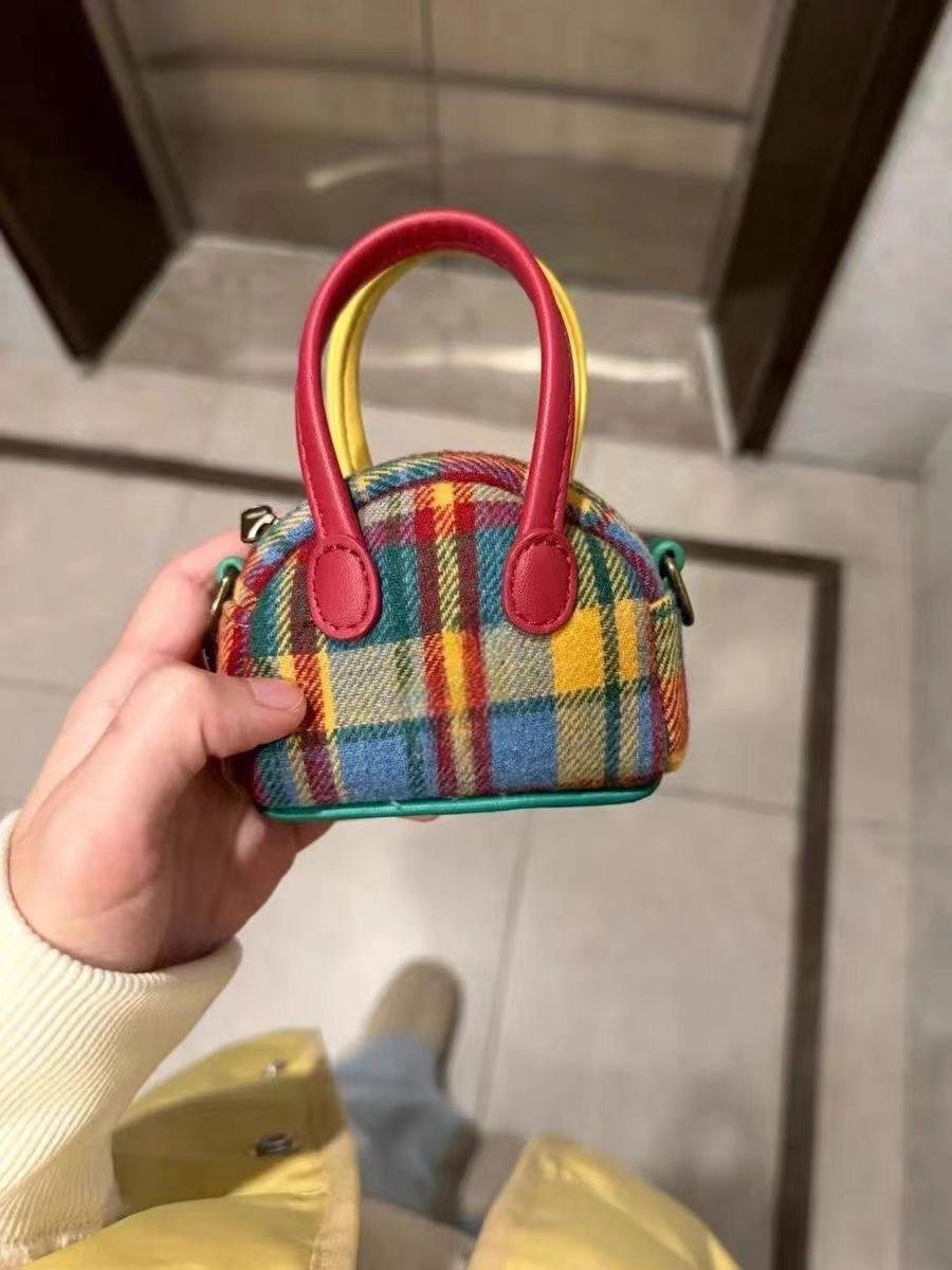 Autumn And Winter Niche Design Retro Change Bag Plaid Portable Earphone Bag Handbag Messenger Bag Versatile
Autumn And Winter Niche Design Retro Change Bag Plaid Portable Earphone Bag Handbag Messenger Bag Versatile