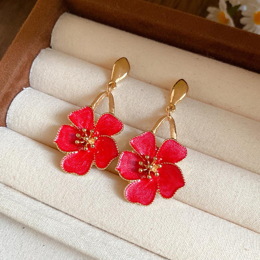 European and American retro silver needle dripping oil flower pendant earrings simple fashion exquisite earrings light luxury high-end earrings women
European and American retro silver needle dripping oil flower pendant earrings simple fashion exquisite earrings light luxury high-end earrings women