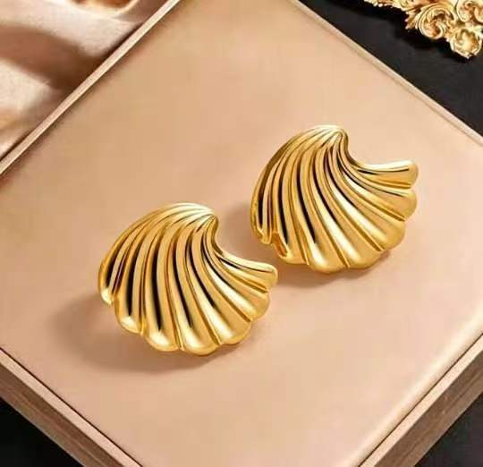 European and American personality irregular oil pressure stud earrings geometric simplicity retro pleated design temperament versatile earrings
European and American personality irregular oil pressure stud earrings geometric simplicity retro pleated design temperament versatile earrings