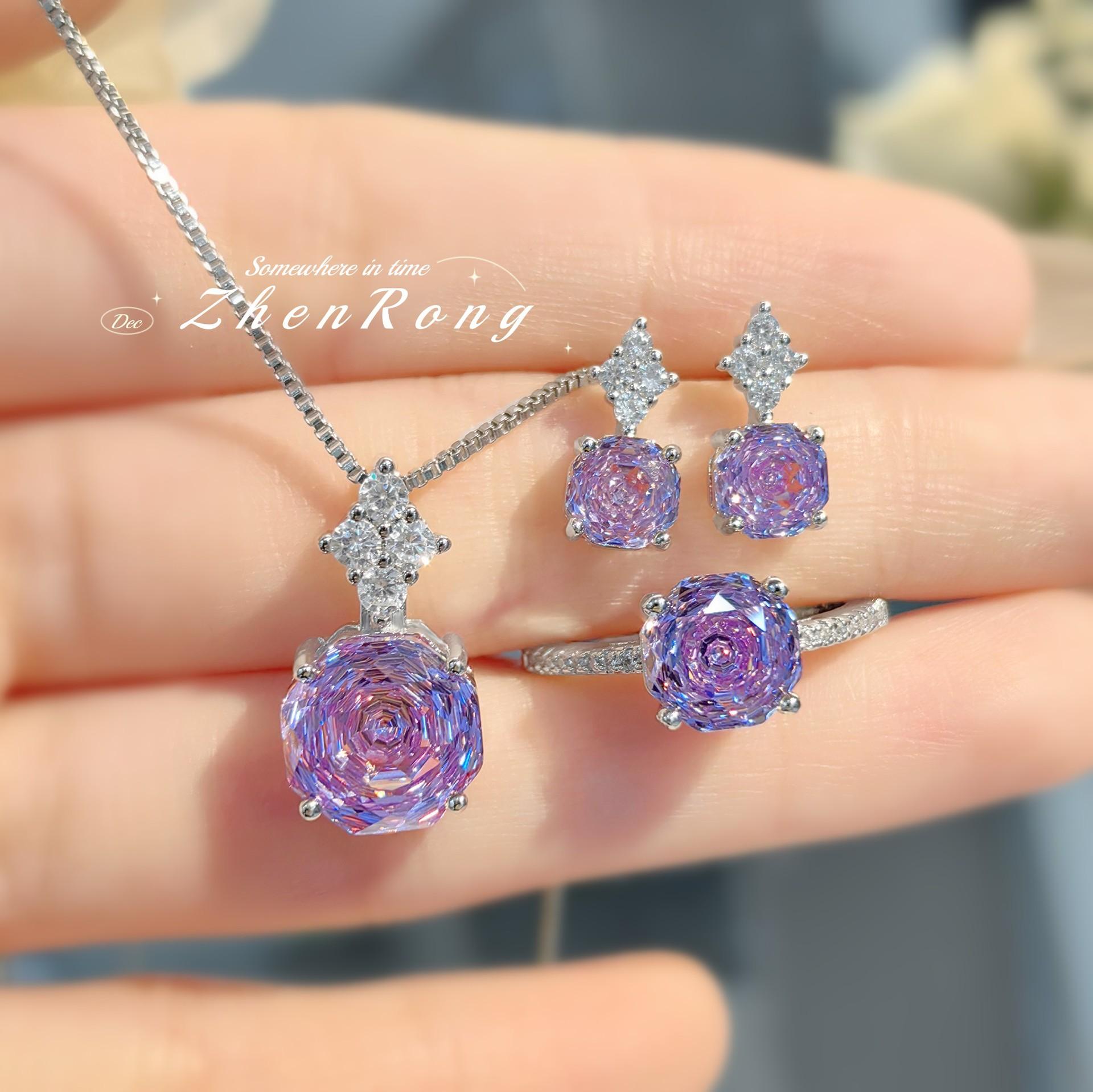 Изысканные подвески-ожерелья с фиолетовым кубическим цирконием огранки «Роза», серьги-пусеты, кольца медного цвета, наборы с цирконом для женщин resizable
Изысканные подвески-ожерелья с фиолетовым кубическим цирконием огранки «Роза», серьги-пусеты, кольца медного цвета, наборы с цирконом для женщин resizable