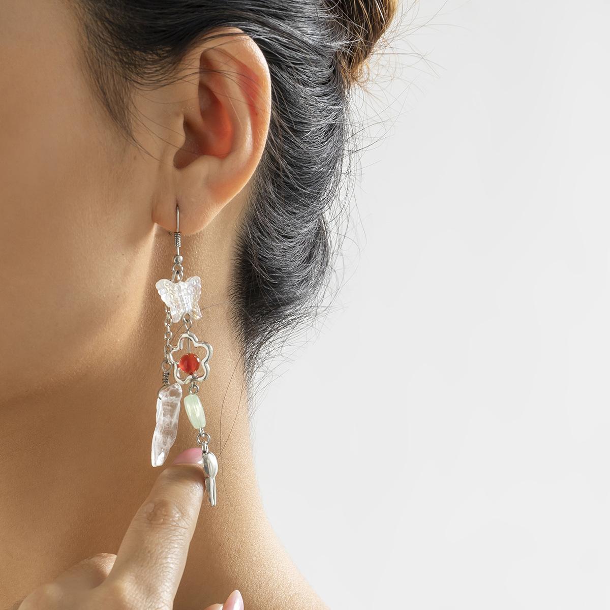 Accessories, creative laser sugar cube imitation crystal earrings, simple niche butterfly asymmetric earrings for women
Accessories, creative laser sugar cube imitation crystal earrings, simple niche butterfly asymmetric earrings for women