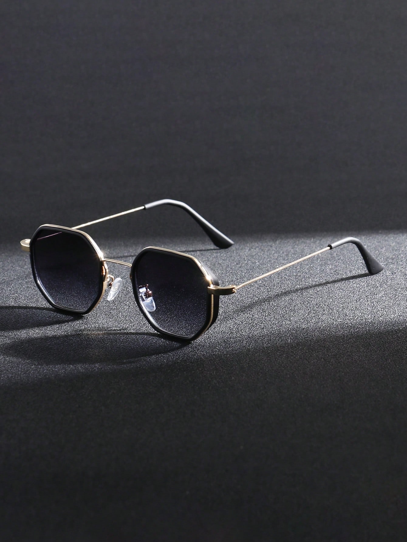 1 pair of men s coated two-tone metal geometric thin frame casual fashion glasses (coated lenses change color at different angle серый
1 pair of men s coated two-tone metal geometric thin frame casual fashion glasses (coated lenses change color at different angle серый