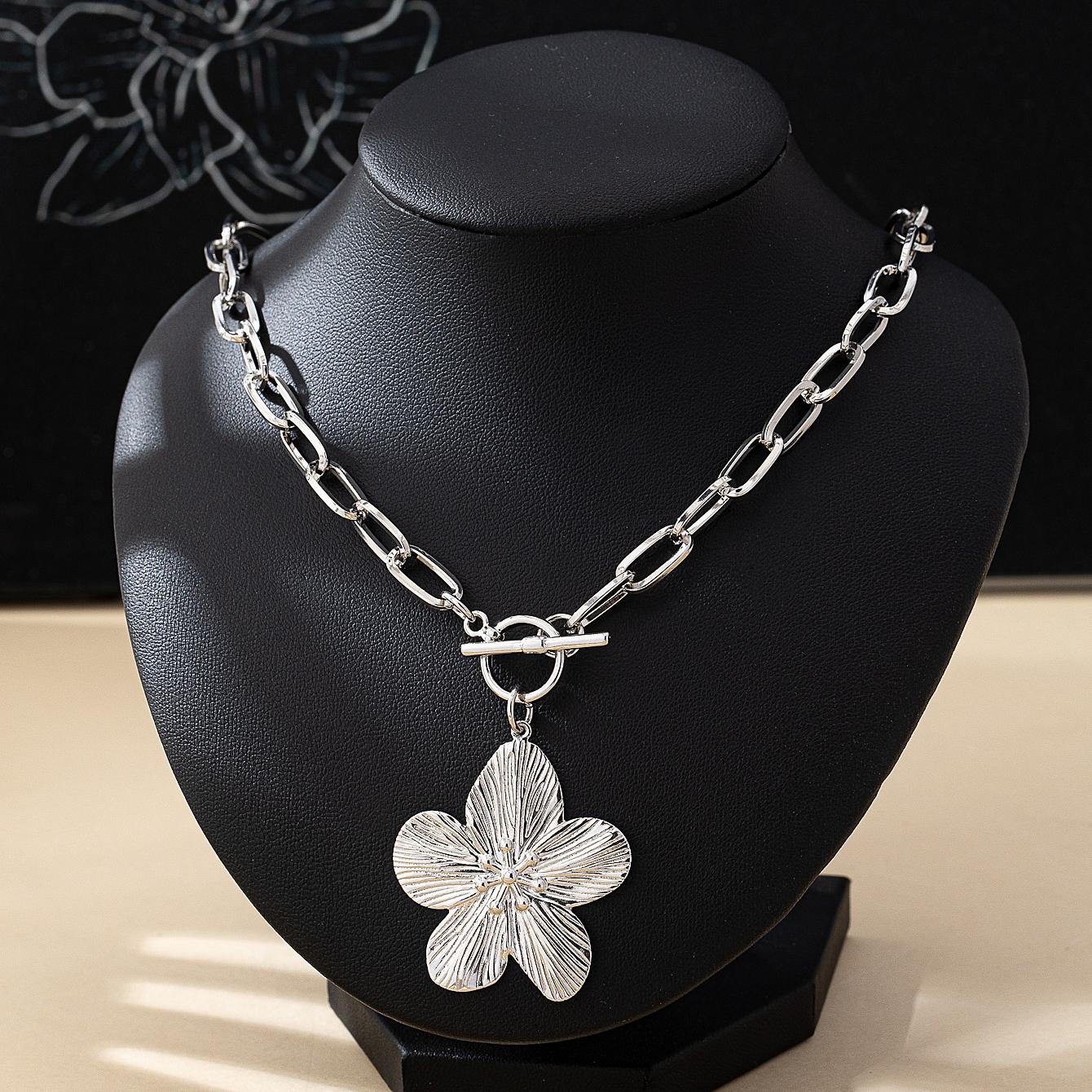 A Fashionable Women s Pendant Necklace, Vintage Simple Wisteria Flower Necklace, Elegant and Versatile Flower Pendant Necklace, No Box
A Fashionable Women s Pendant Necklace, Vintage Simple Wisteria Flower Necklace, Elegant and Versatile Flower Pendant Necklace, No Box