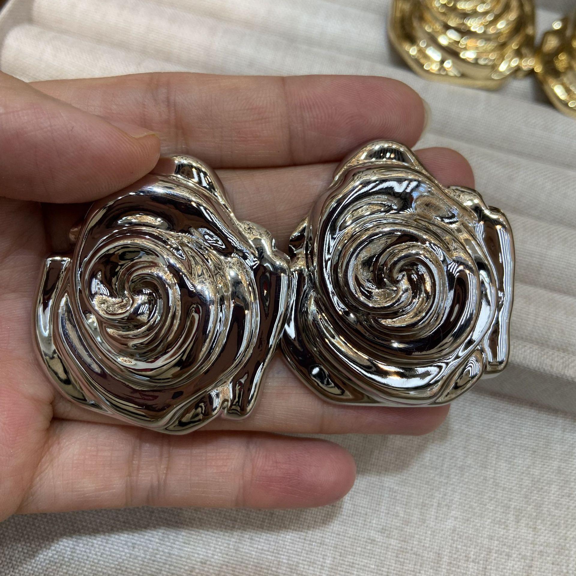 Xiaoxiangfeng White Rose Copper Material Plated With Real Gold Delicate Circle Earrings Flower Stud Earrings Gentle Temperament Earrings Women
Xiaoxiangfeng White Rose Copper Material Plated With Real Gold Delicate Circle Earrings Flower Stud Earrings Gentle Temperament Earrings Women