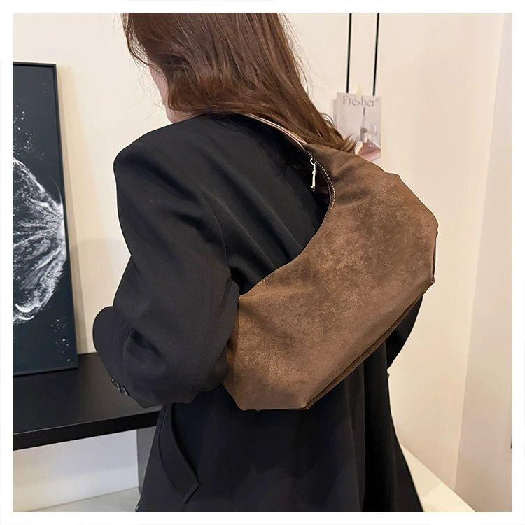Retro Matte Bag Women s All-matching Dumpling High-end Commuting Armpit Simple Handbag 33x7x24 темно-коричневого кольору
Retro Matte Bag Women s All-matching Dumpling High-end Commuting Armpit Simple Handbag 33x7x24 темно-коричневого кольору