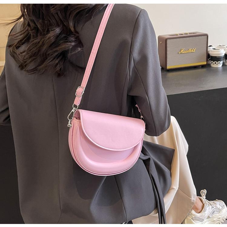 2025 spring and summer new saddle bag women s Korean version trendy ins fashion messenger bag simple shoulder bag women
2025 spring and summer new saddle bag women s Korean version trendy ins fashion messenger bag simple shoulder bag women