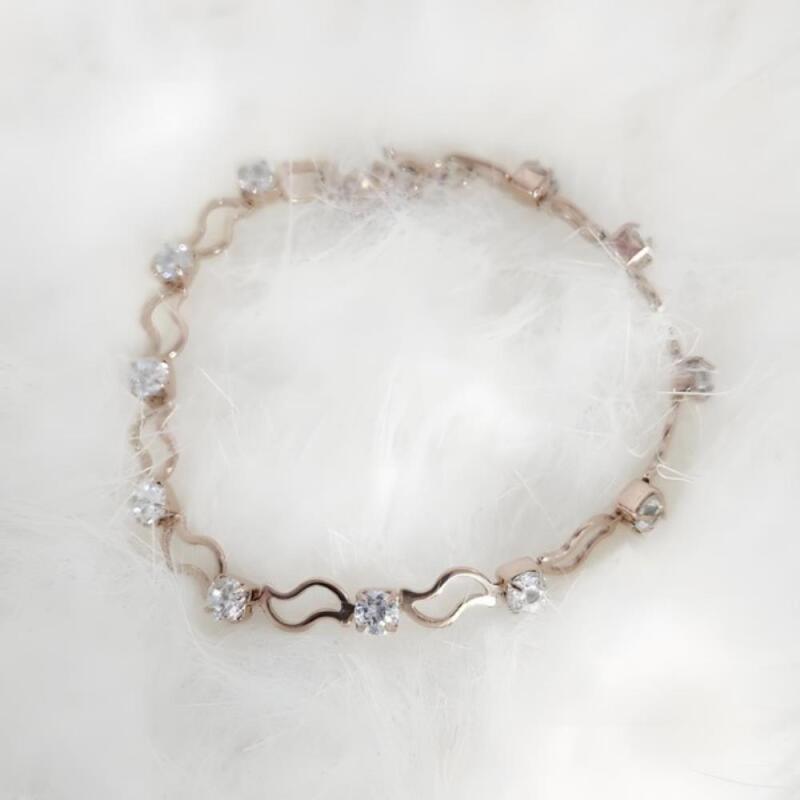 Women s Simple Wave Rose Gold Cubic Bracelet A30667_Rose Gold
Women s Simple Wave Rose Gold Cubic Bracelet A30667_Rose Gold