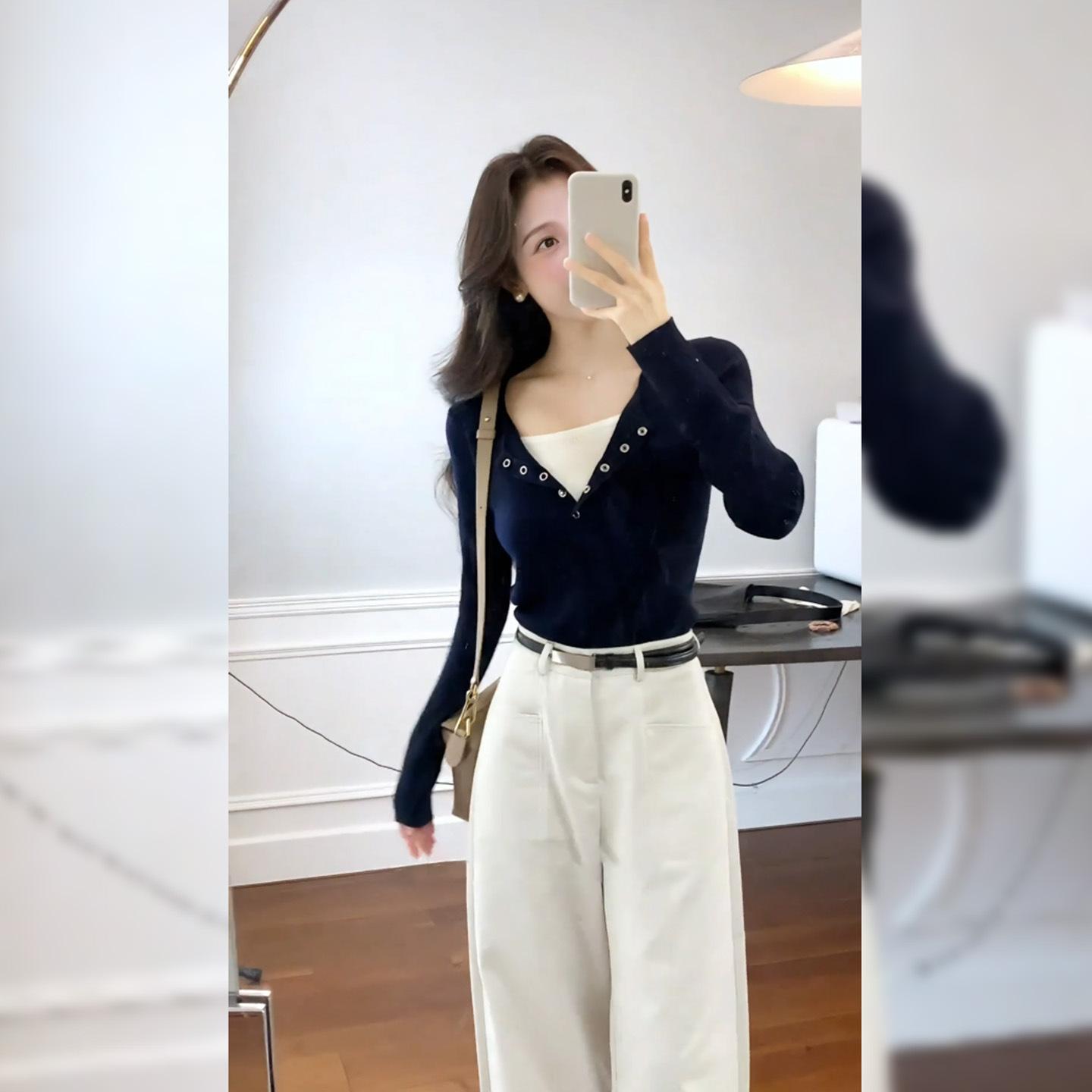 Navy blue slim-fitting short fake two-piece bottoming knitted sweater, autumn and winter new contrasting color nail-button sweater, inner top women L темно-синий
Navy blue slim-fitting short fake two-piece bottoming knitted sweater, autumn and winter new contrasting color nail-button sweater, inner top women L темно-синий