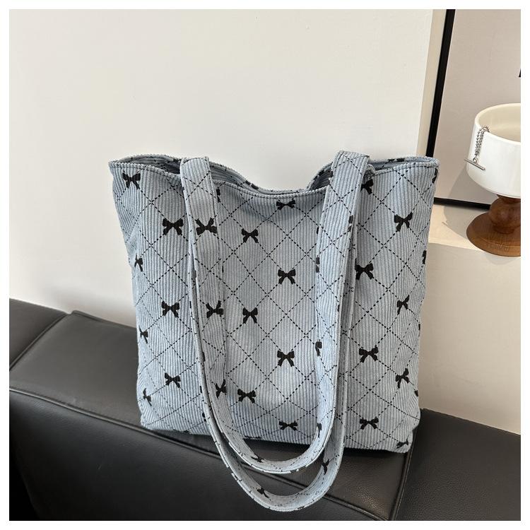 Bag women s 2024 new casual retro large-capacity shoulder bag simple fashion tote bag retro handbag синий
Bag women s 2024 new casual retro large-capacity shoulder bag simple fashion tote bag retro handbag синий