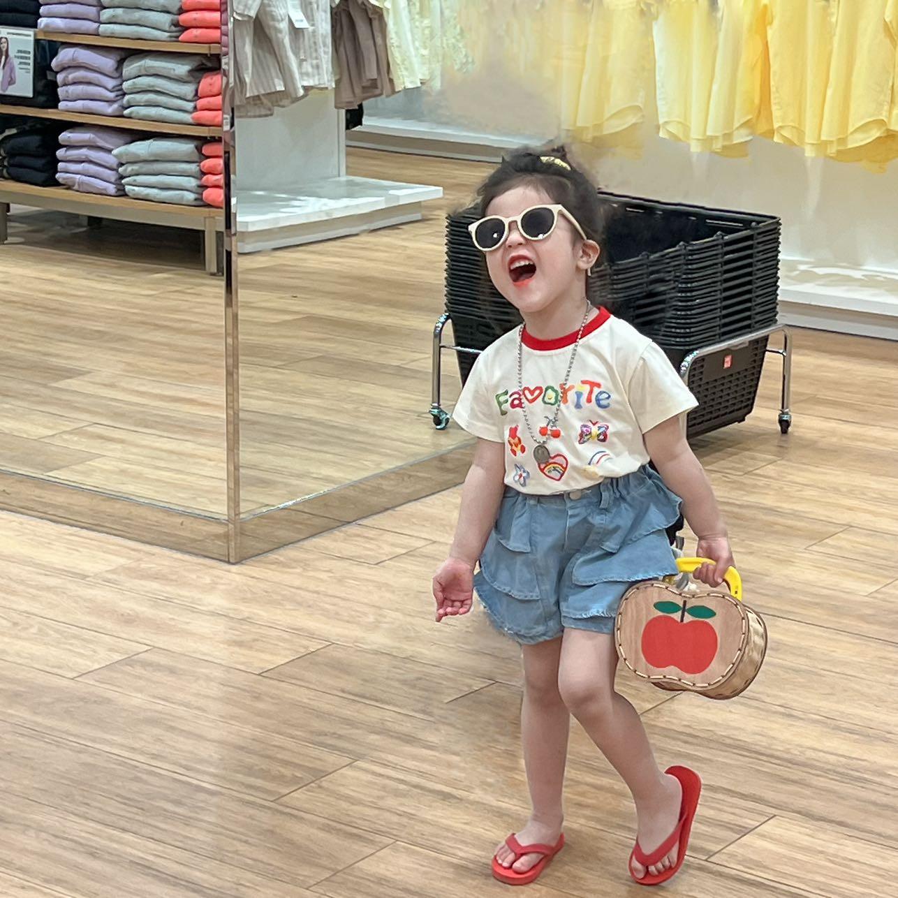 2023 Korean Style Girls Trendy Summer Set: Short Sleeve Outfit for Little Girls 90 cm
2023 Korean Style Girls Trendy Summer Set: Short Sleeve Outfit for Little Girls 90 cm