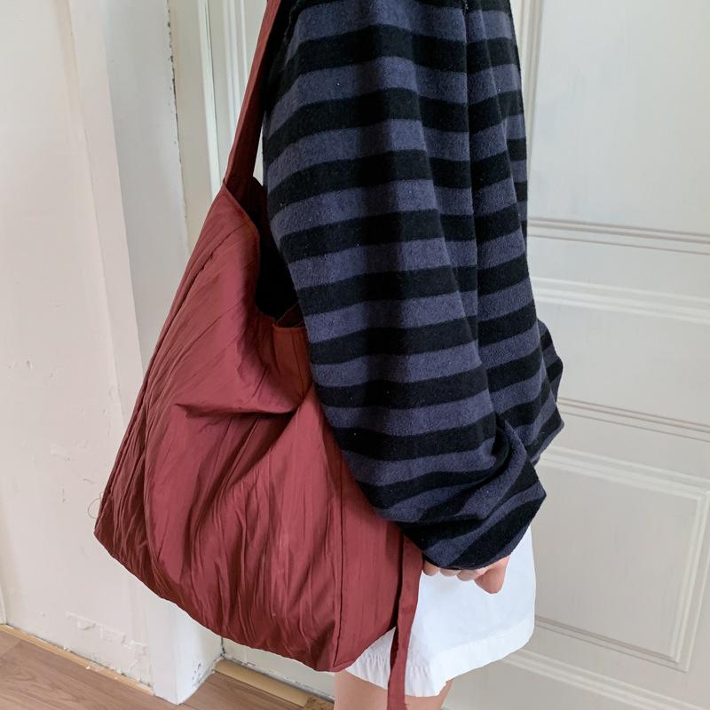 Large-capacity bag women s 2025 new simple literary girl shoulder nylon bag fashionable striped commuter tote bag 37*12*36 белый
Large-capacity bag women s 2025 new simple literary girl shoulder nylon bag fashionable striped commuter tote bag 37*12*36 белый