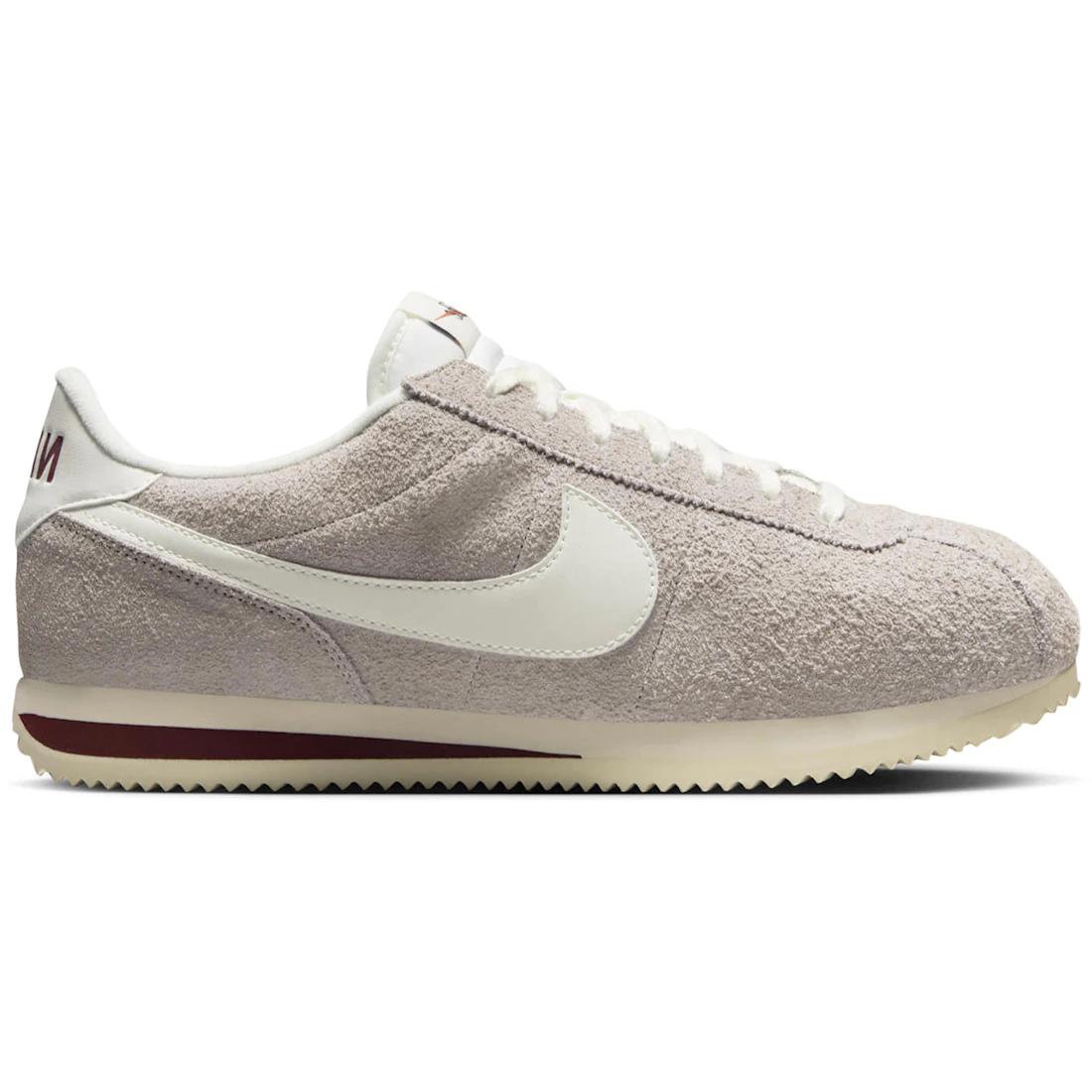 Sneaker Nike Cortez SE Suede College Grey Dark Team Red Coconut Milk Sail(HF3142-001) 44
Sneaker Nike Cortez SE Suede College Grey Dark Team Red Coconut Milk Sail(HF3142-001) 44