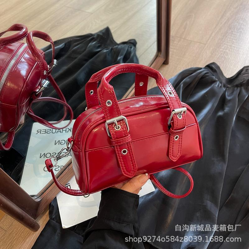 French niche this year s popular small bag women s bag 2025 new trendy temperament handbag foreign style messenger small square bag бордовый
French niche this year s popular small bag women s bag 2025 new trendy temperament handbag foreign style messenger small square bag бордовый