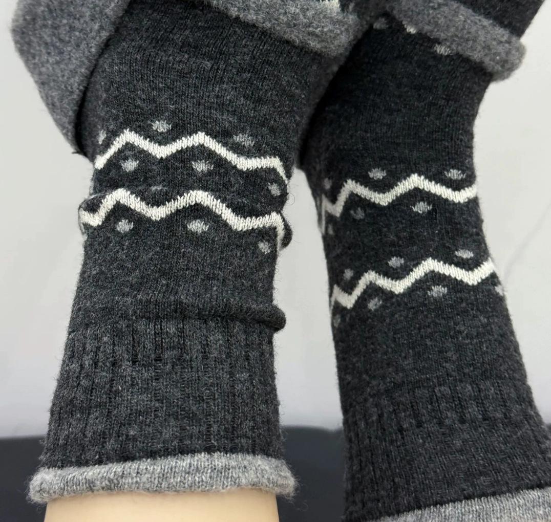 Женские шерстяные носки до середины икры в стиле Fair Isle с полосками - Толстые, плюшевые, осенне-зимний стиль темно-серого
Женские шерстяные носки до середины икры в стиле Fair Isle с полосками - Толстые, плюшевые, осенне-зимний стиль темно-серого