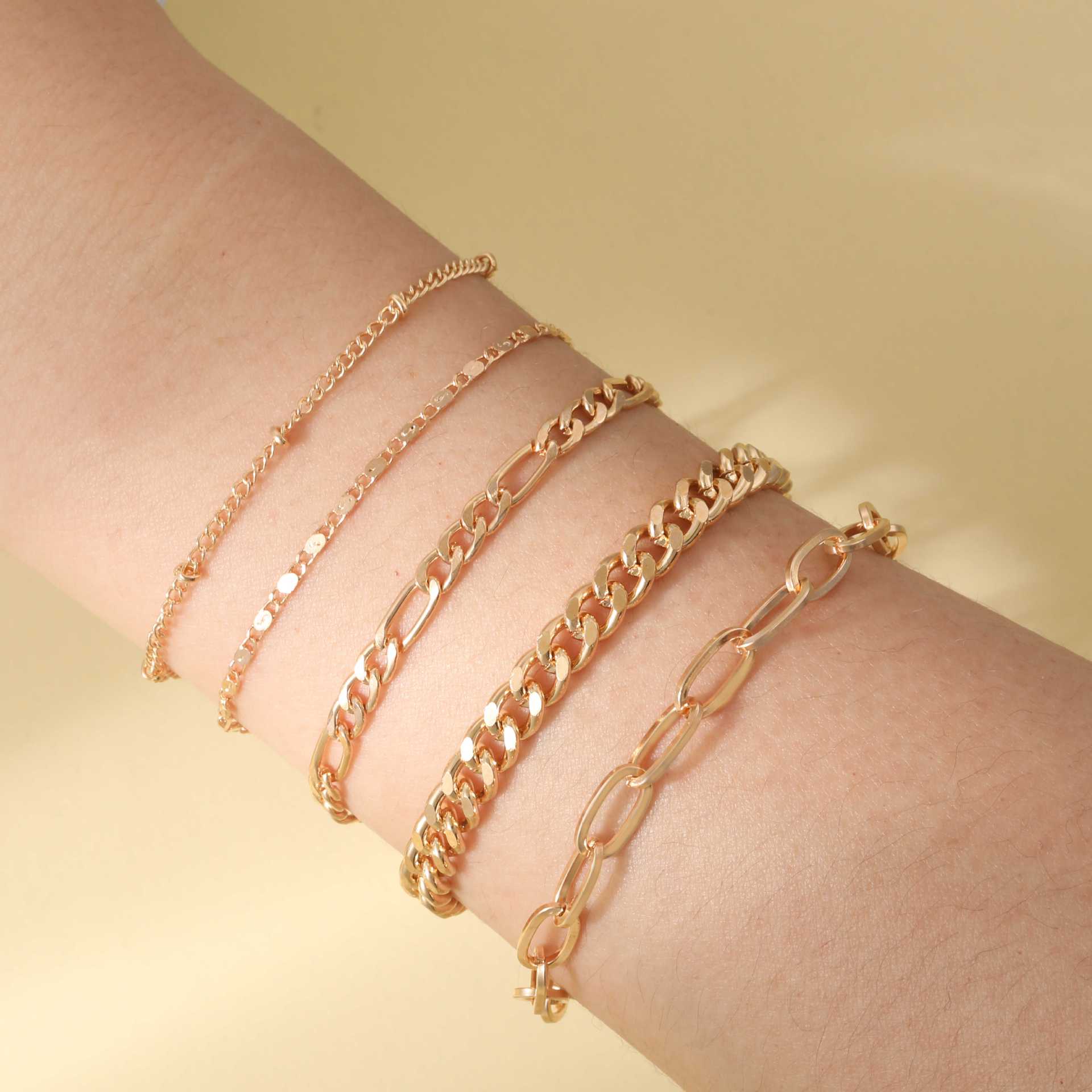 Combination Jewelry, Stylish And Simple Gold 5-Piece Thick And Thin Bracelet Set.
Combination Jewelry, Stylish And Simple Gold 5-Piece Thick And Thin Bracelet Set.