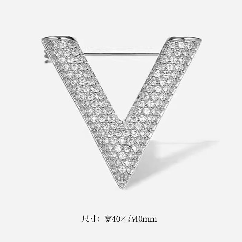 V-образная брошь женская изысканная буква корсаж индивидуальный дизайн чувственная булавка анти-свет пряжка фиксированная одежда аксессуары
V-образная брошь женская изысканная буква корсаж индивидуальный дизайн чувственная булавка анти-свет пряжка фиксированная одежда аксессуары