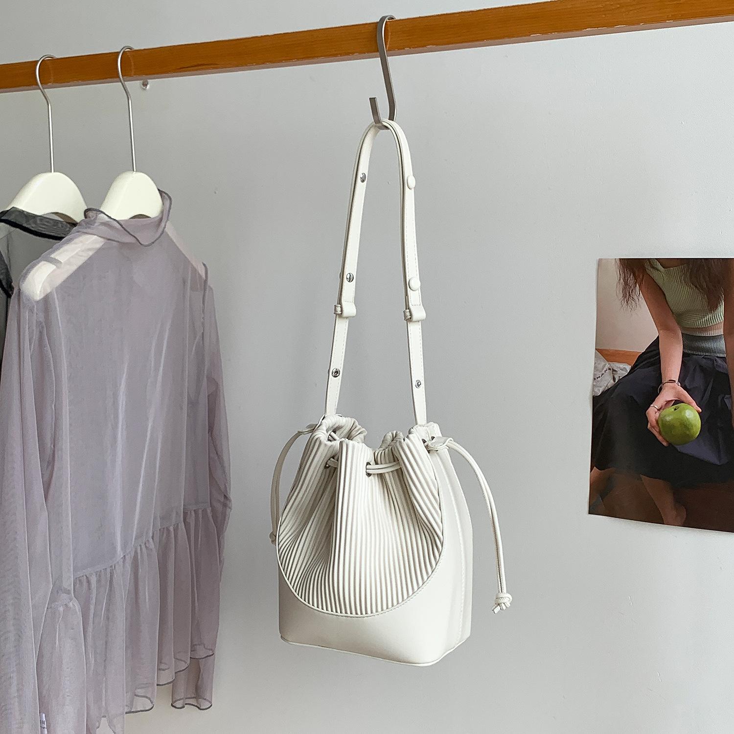 PU Leather Small Square Crossbody Bags for Women 2026 New Fashi Pleated Versatile Bucket Shoulder Bag Korean Luxury Handbags
PU Leather Small Square Crossbody Bags for Women 2026 New Fashi Pleated Versatile Bucket Shoulder Bag Korean Luxury Handbags