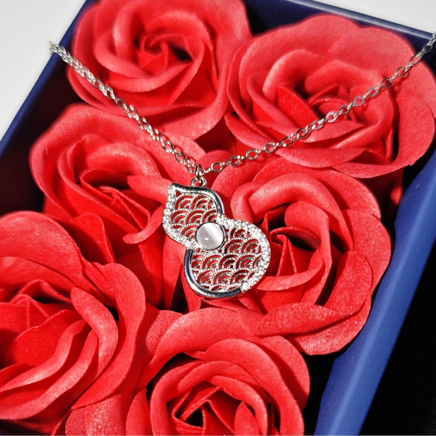 Fu Lu Gourd Cat s Eye Pendant Necklace: Elegant National Style with Hollow-Out Auspicious Cloud Design. X084 Platinum
Fu Lu Gourd Cat s Eye Pendant Necklace: Elegant National Style with Hollow-Out Auspicious Cloud Design. X084 Platinum