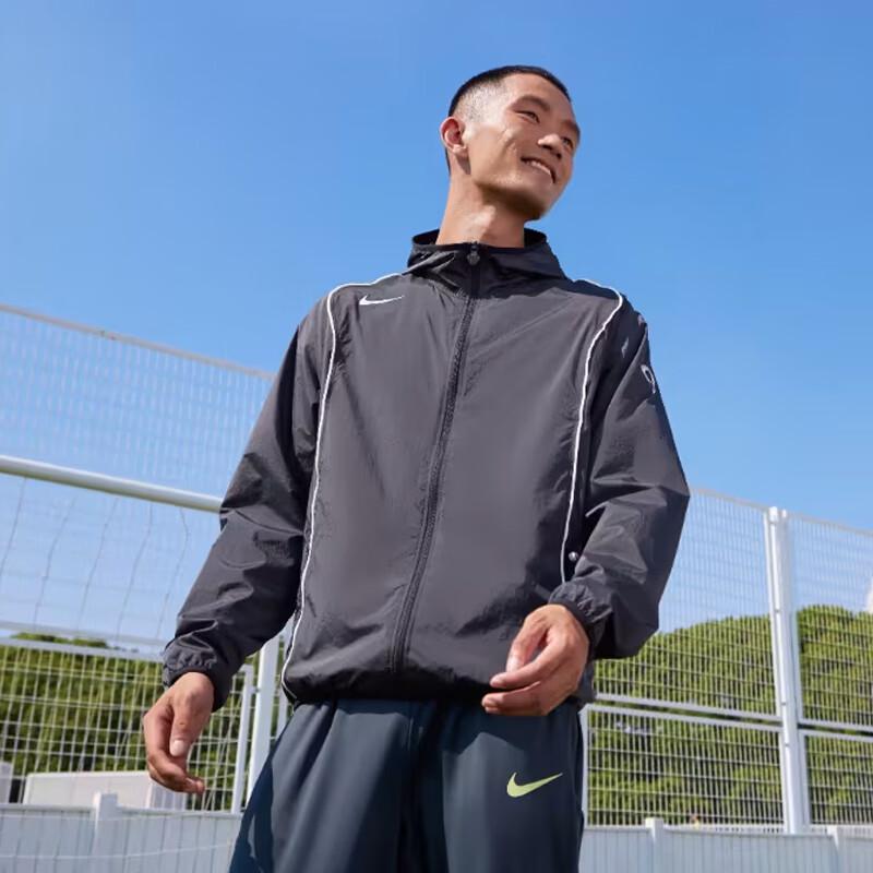 Nike Men s Retro Football Water-Repellent Hooded Jacket 2XL
Nike Men s Retro Football Water-Repellent Hooded Jacket 2XL