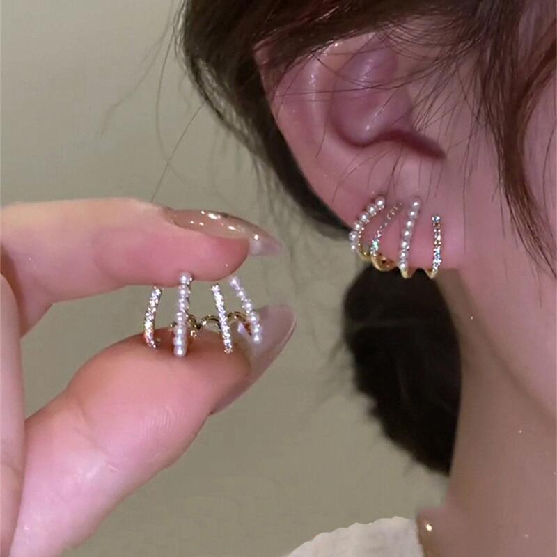 Imitation Pearl Crystal Four Row Claw Stud Earring for Women Elegant Romantic Temperament Zircon Accessories Wedding Girl Gift
Imitation Pearl Crystal Four Row Claw Stud Earring for Women Elegant Romantic Temperament Zircon Accessories Wedding Girl Gift