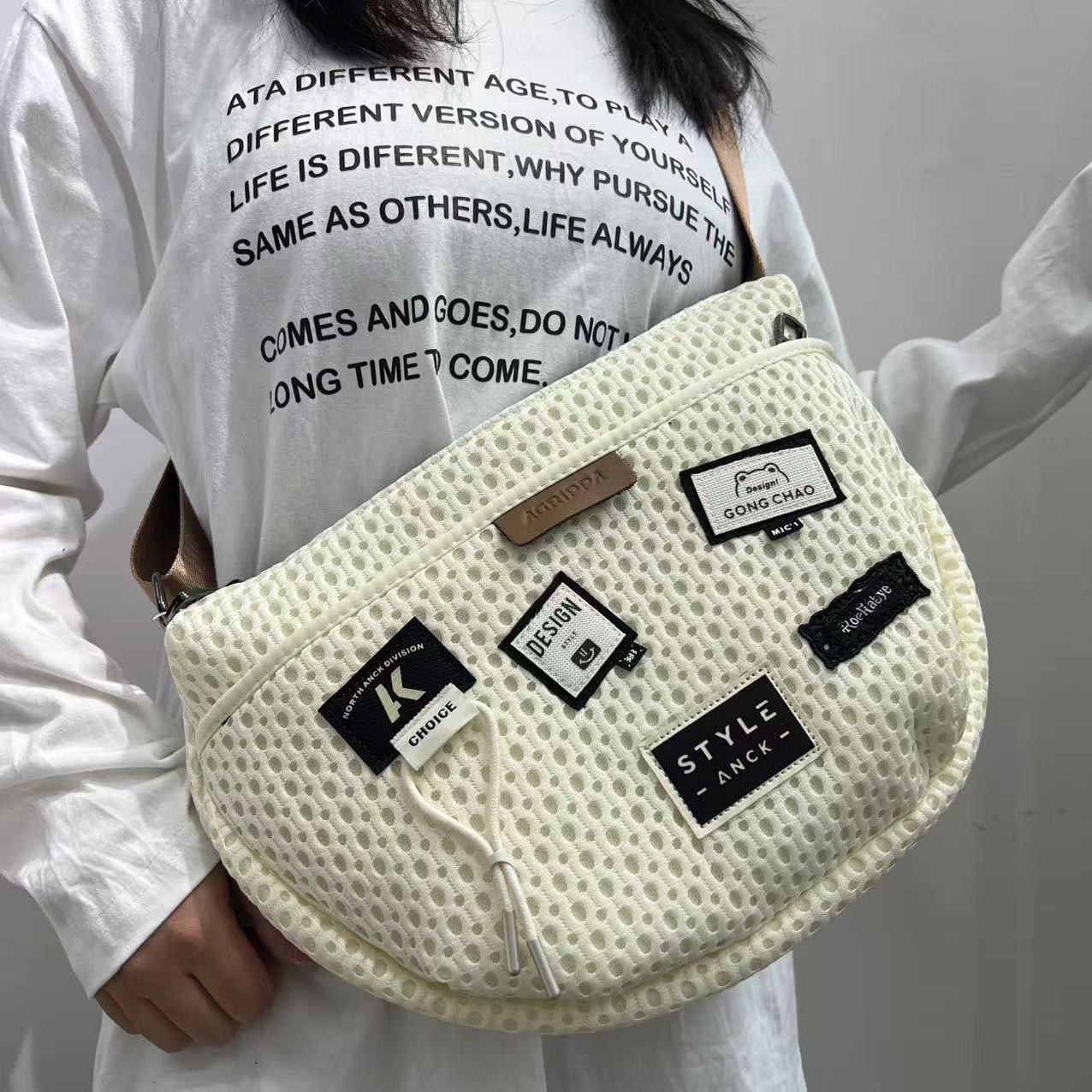 Mesh Patch Simple Oblique Span Bag Personalized Lightweight Trend Shoulder Handbag
Mesh Patch Simple Oblique Span Bag Personalized Lightweight Trend Shoulder Handbag