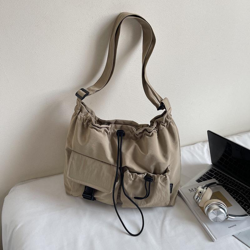 Корейская версия маленькой свежей сумки-ведра на кулиске, женская однотонная текстурированная нейлоновая сумка для покупок, милая сумка-мессенджер через плечо. .
Корейская версия маленькой свежей сумки-ведра на кулиске, женская однотонная текстурированная нейлоновая сумка для покупок, милая сумка-мессенджер через плечо. .