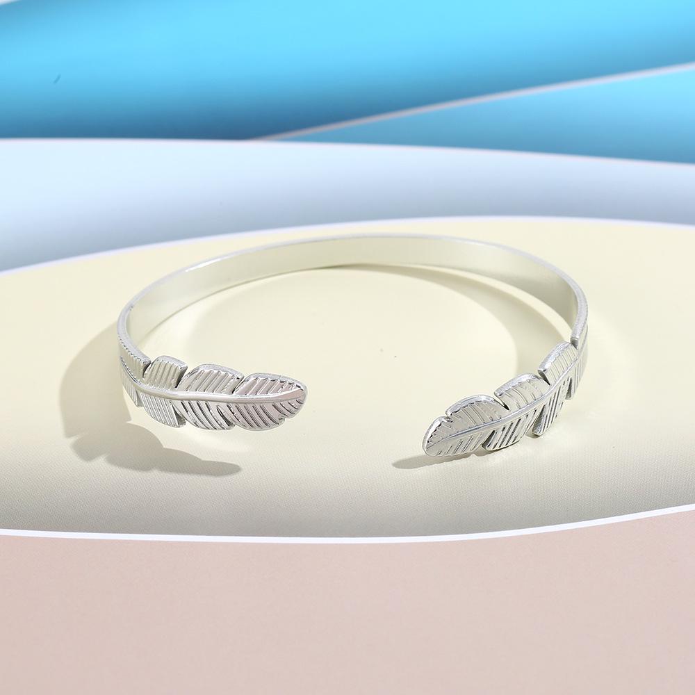 Non-Fading Aluminum Cuff Bracelet: European & American Fashion, Personalized Light Luxury Design, Adjustable for Women срібний
Non-Fading Aluminum Cuff Bracelet: European & American Fashion, Personalized Light Luxury Design, Adjustable for Women срібний