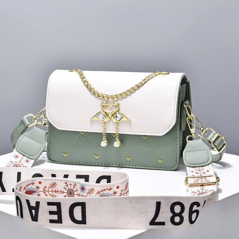 The new foreign-style women s texture of the bag is simple, one shoulder oblique span bag, and one chain bag is sent on behalf of others. зелёный
The new foreign-style women s texture of the bag is simple, one shoulder oblique span bag, and one chain bag is sent on behalf of others. зелёный
