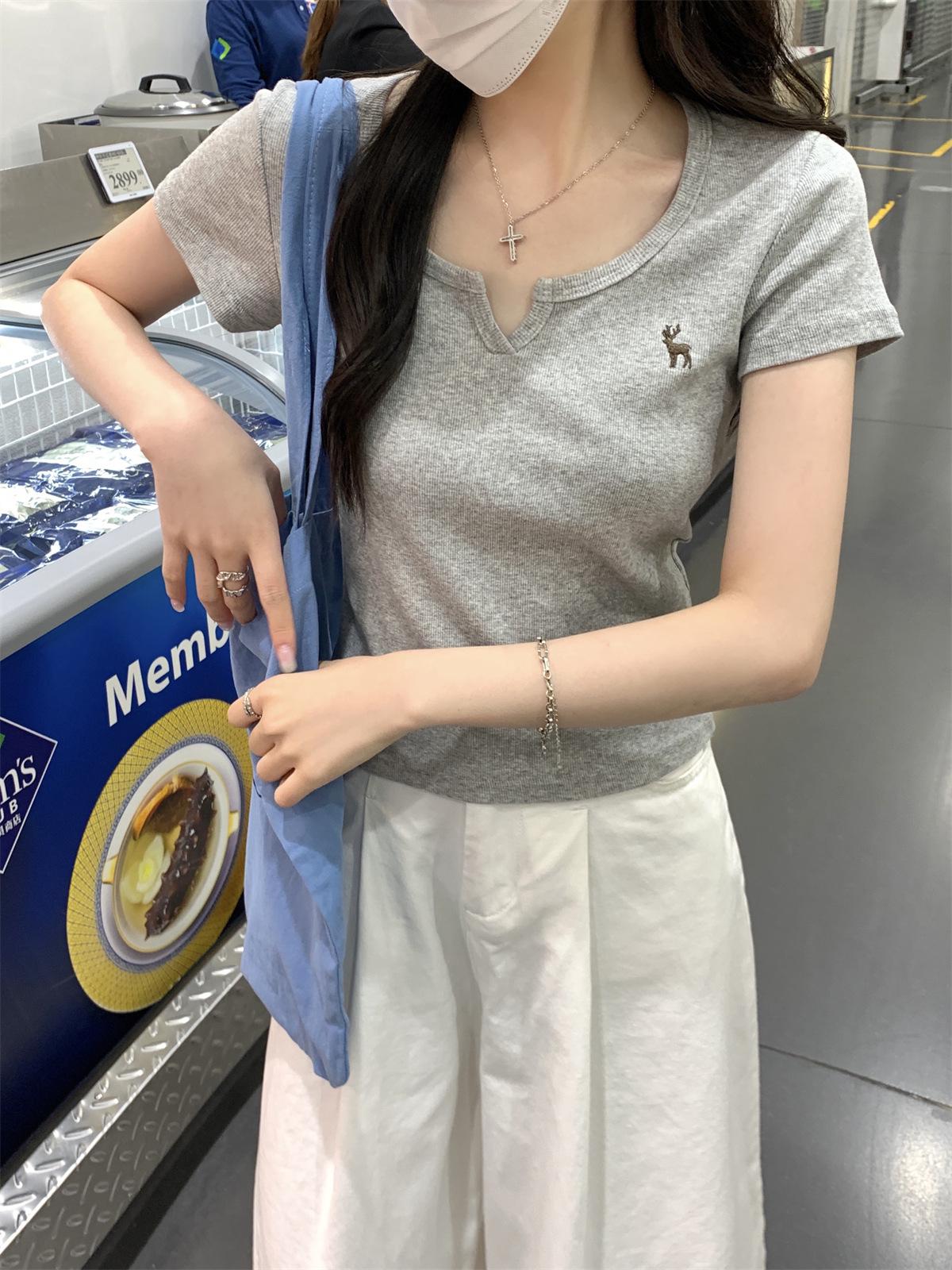 Women s Summer 2026 Slim-Fit Embroidered Half-Open Collar T-Shirt Large сірий колір
Women s Summer 2026 Slim-Fit Embroidered Half-Open Collar T-Shirt Large сірий колір