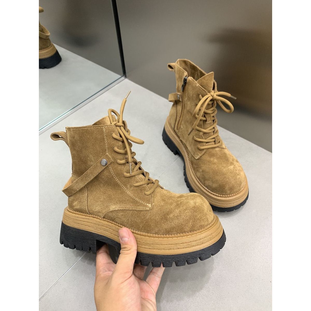 Новые женские ботинки мартин на платформе, в британском ретро-стиле, на шнуровке, ботильоны, удобные повседневные рабочие ботинки, массивная подошва 37
Новые женские ботинки мартин на платформе, в британском ретро-стиле, на шнуровке, ботильоны, удобные повседневные рабочие ботинки, массивная подошва 37