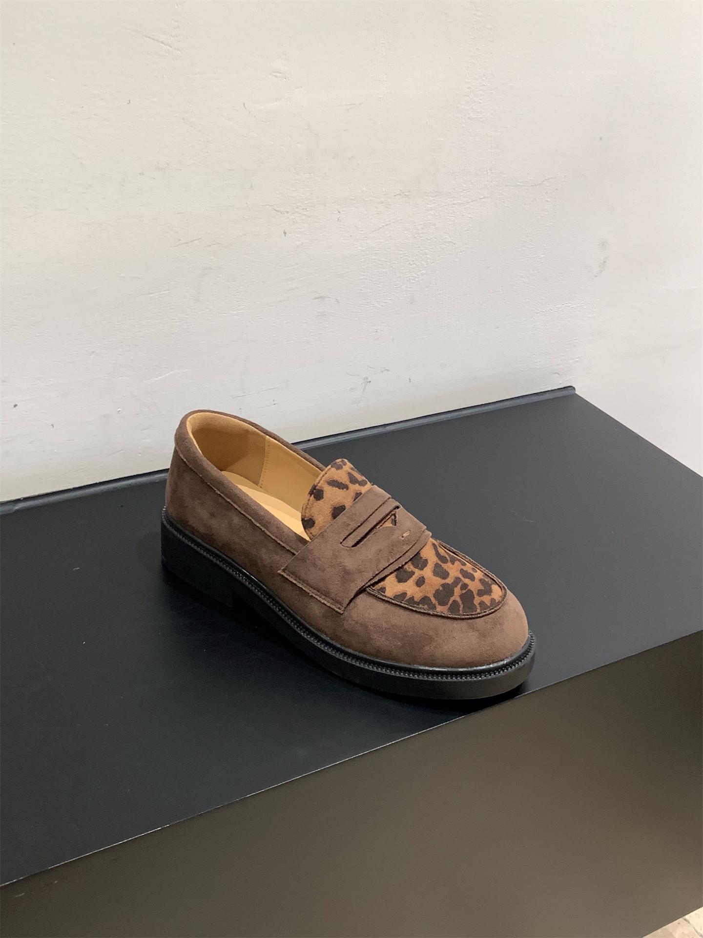 Thick-soled retro suede leopard print loafers single shoes women s shoes 2025 spring and autumn one-pedal British style small leather shoes 39
Thick-soled retro suede leopard print loafers single shoes women s shoes 2025 spring and autumn one-pedal British style small leather shoes 39