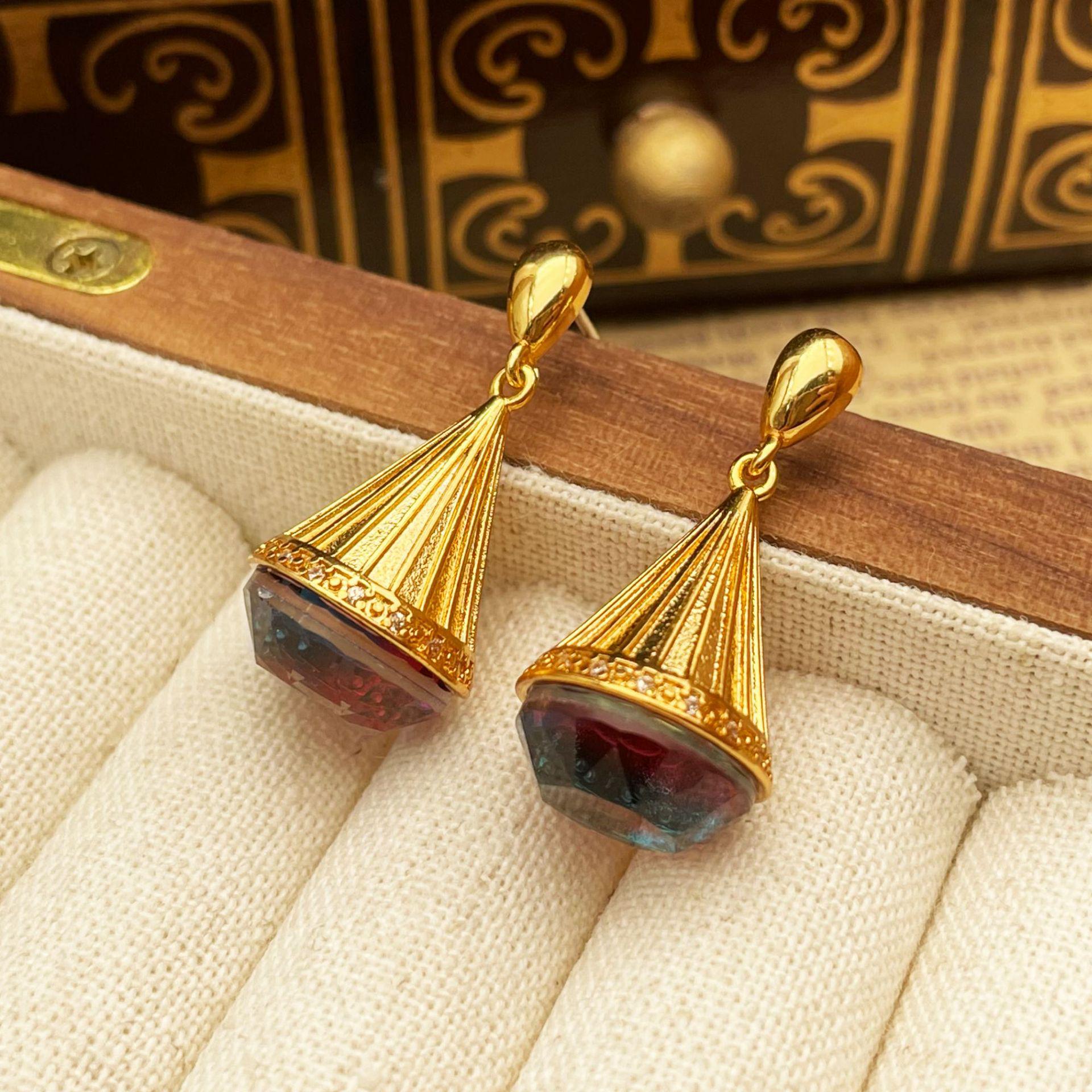Qingdao Vintage Geometric Teardrop Earrings - French Three-Dimensional Light Luxury Jewelry
Qingdao Vintage Geometric Teardrop Earrings - French Three-Dimensional Light Luxury Jewelry
