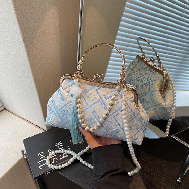 Hand bag women s summer new niche messenger bag mouth gold bag синий
Hand bag women s summer new niche messenger bag mouth gold bag синий