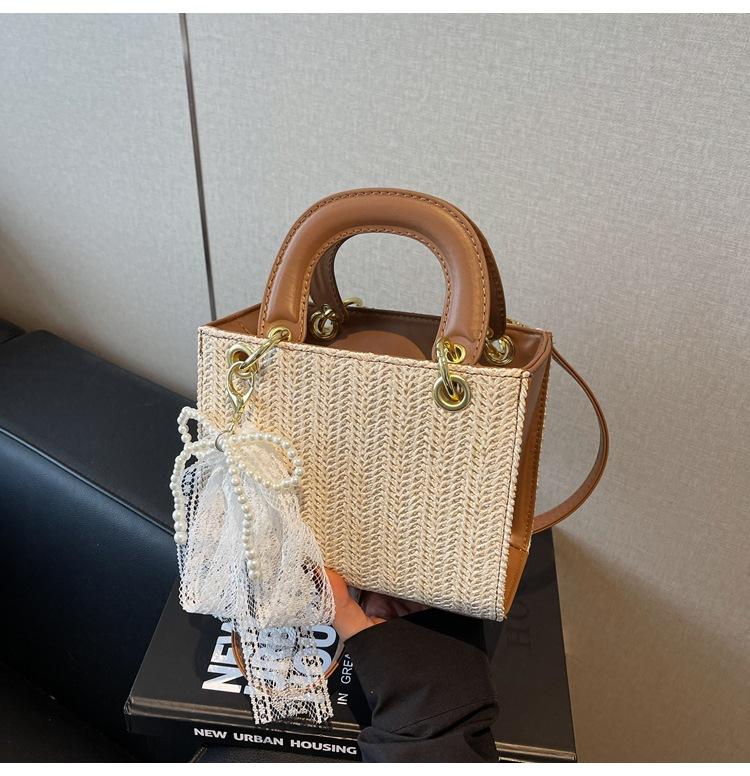 Нишевая плетеная модная сумка-тоут для通勤, новая весенне-летняя сумка через плечо, подмышку, маленькая квадратная сумка
Нишевая плетеная модная сумка-тоут для通勤, новая весенне-летняя сумка через плечо, подмышку, маленькая квадратная сумка