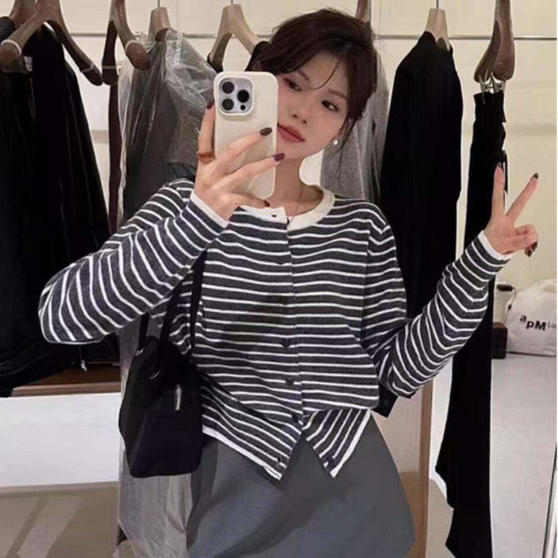 Korean high-end black and white striped knitted cardigan women s autumn new front shoulder waist short One Size
Korean high-end black and white striped knitted cardigan women s autumn new front shoulder waist short One Size
