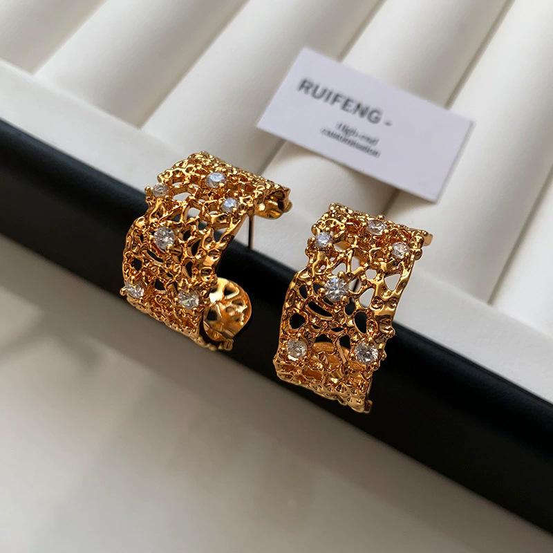 French wide-sided C-type coarse earrings, sterling silver-plated K gold pleated niche cold wind exaggerated women s earrings
French wide-sided C-type coarse earrings, sterling silver-plated K gold pleated niche cold wind exaggerated women s earrings