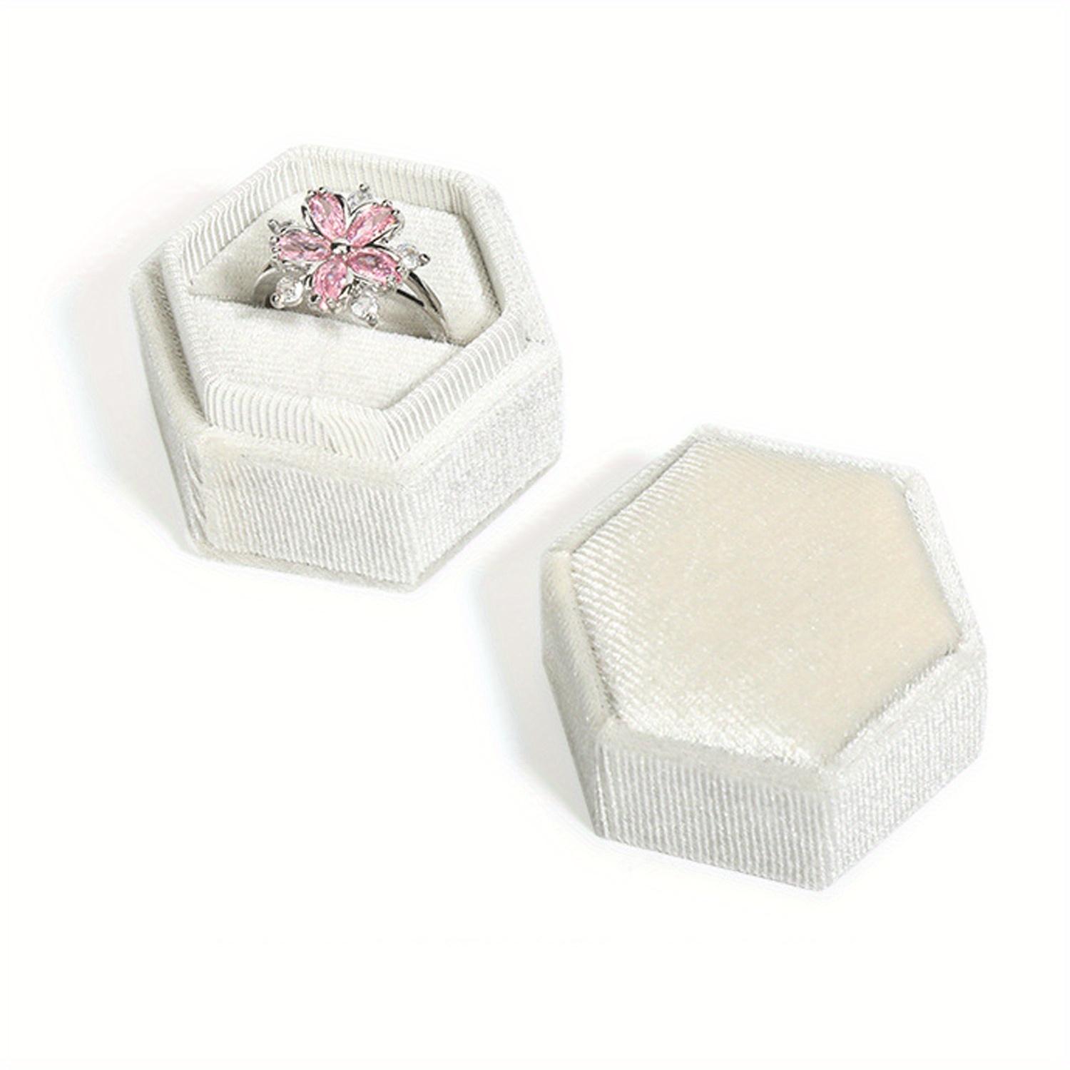 1 Piece Velvet Ring Box - Vintage Hexagonal Fine Jewellery Display Stand Gift Box with Removable Lid for Wedding Proposal (1 Slot) белый
1 Piece Velvet Ring Box - Vintage Hexagonal Fine Jewellery Display Stand Gift Box with Removable Lid for Wedding Proposal (1 Slot) белый