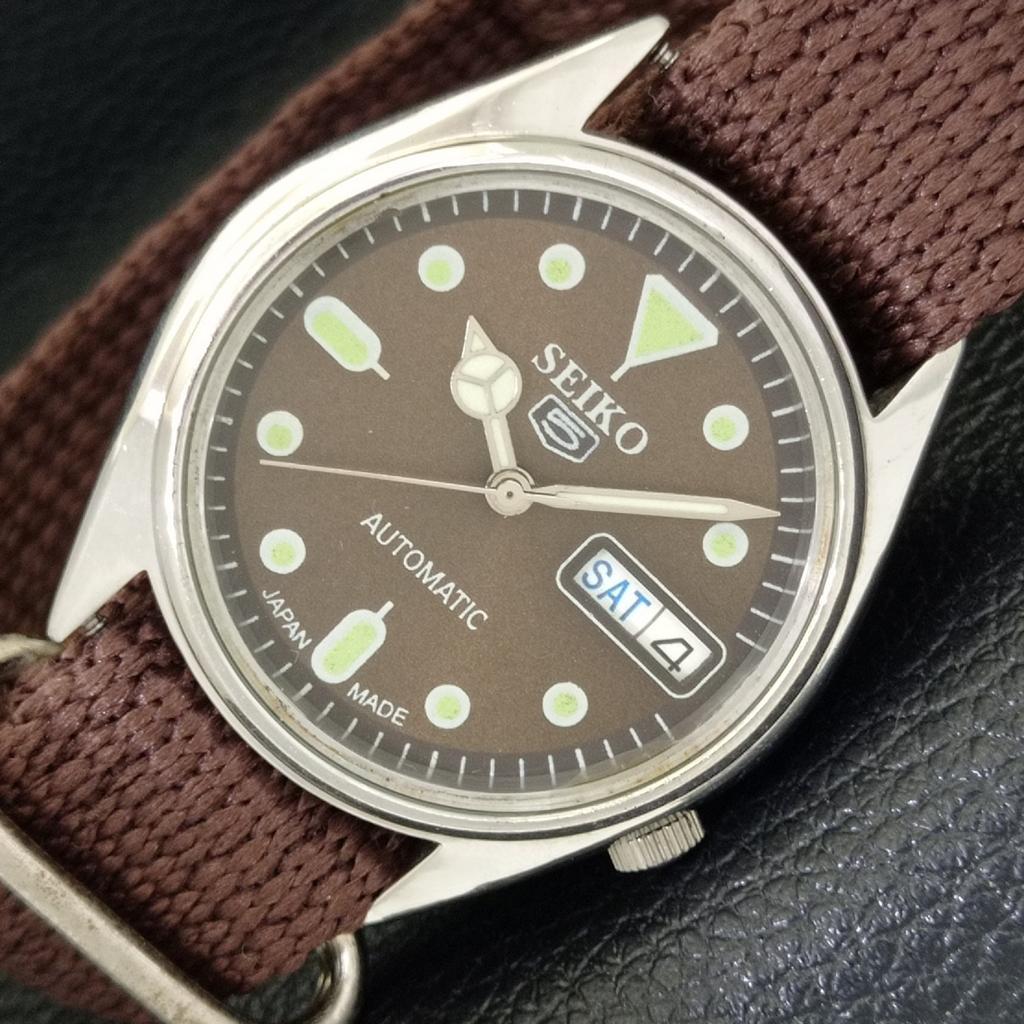 Б/У винтажные мужские часы SEIKO 5 AUTOMATIC JAPAN с коричневым циферблатом и указателем дня и даты a433539-2 R117-a433539
Б/У винтажные мужские часы SEIKO 5 AUTOMATIC JAPAN с коричневым циферблатом и указателем дня и даты a433539-2 R117-a433539