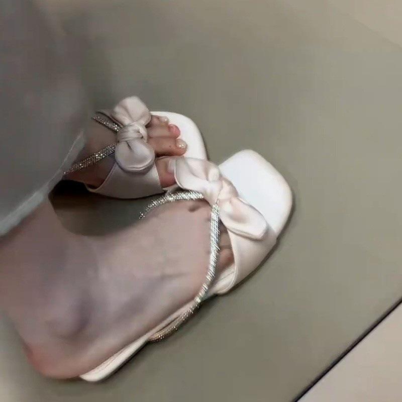 Retro bow open-toed sandals women s rhinestone sweet cool slippers low heel versatile one-word drag 35 розовый
Retro bow open-toed sandals women s rhinestone sweet cool slippers low heel versatile one-word drag 35 розовый