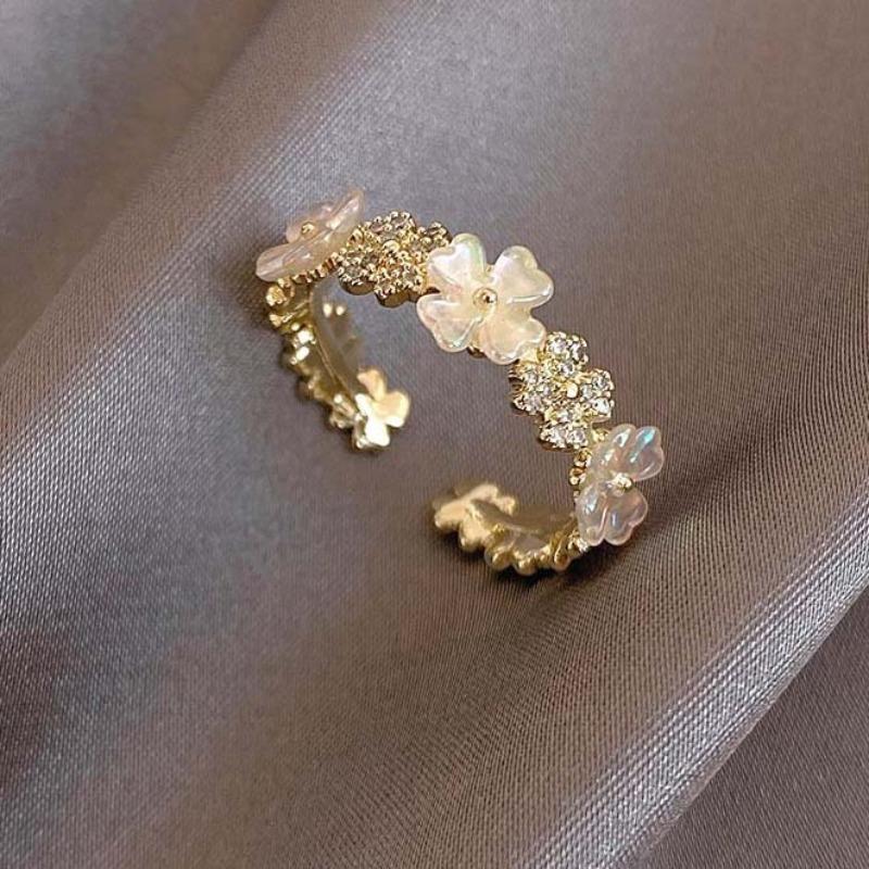 Adjustable Fresh Flower Zirconia Ring, Light Luxury Niche Design Stylish Ring for Women Adjustable Opening золотистий
Adjustable Fresh Flower Zirconia Ring, Light Luxury Niche Design Stylish Ring for Women Adjustable Opening золотистий