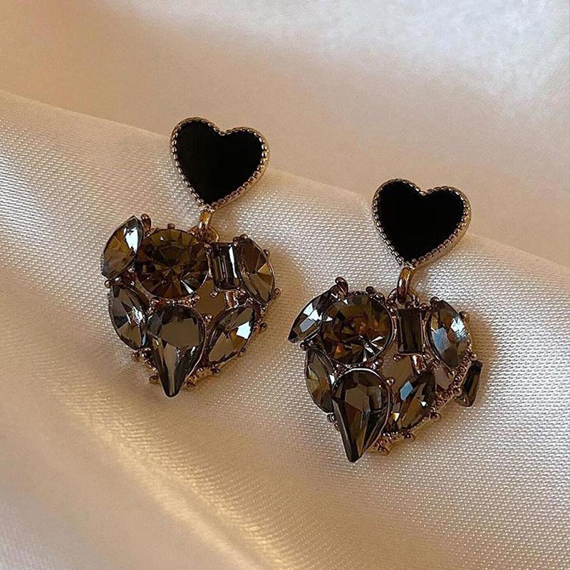 Temperament Black Crystal Love Heart Stud Earring for Women Vintage Fashion Korean Earrings Wedding Bride Zircon Accessories
Temperament Black Crystal Love Heart Stud Earring for Women Vintage Fashion Korean Earrings Wedding Bride Zircon Accessories
