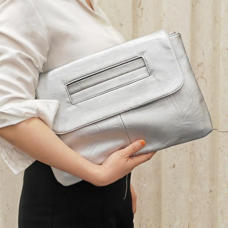 Сумка из искусственной кожи с ремнем через плечо и большой вместимостью серебряный
Сумка из искусственной кожи с ремнем через плечо и большой вместимостью серебряный